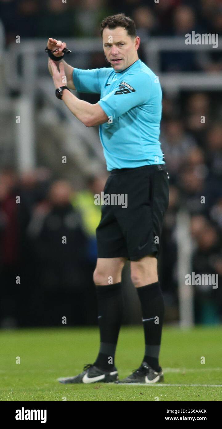 Referee Darren England signals for a Hand ball during the Premier League match between Newcastle United and Wolverhampton Wanderers at St. James's Park, Newcastle on Wednesday 15th January 2025. (Photo: Michael Driver | MI News) Credit: MI News & Sport /Alamy Live News Stock Photo