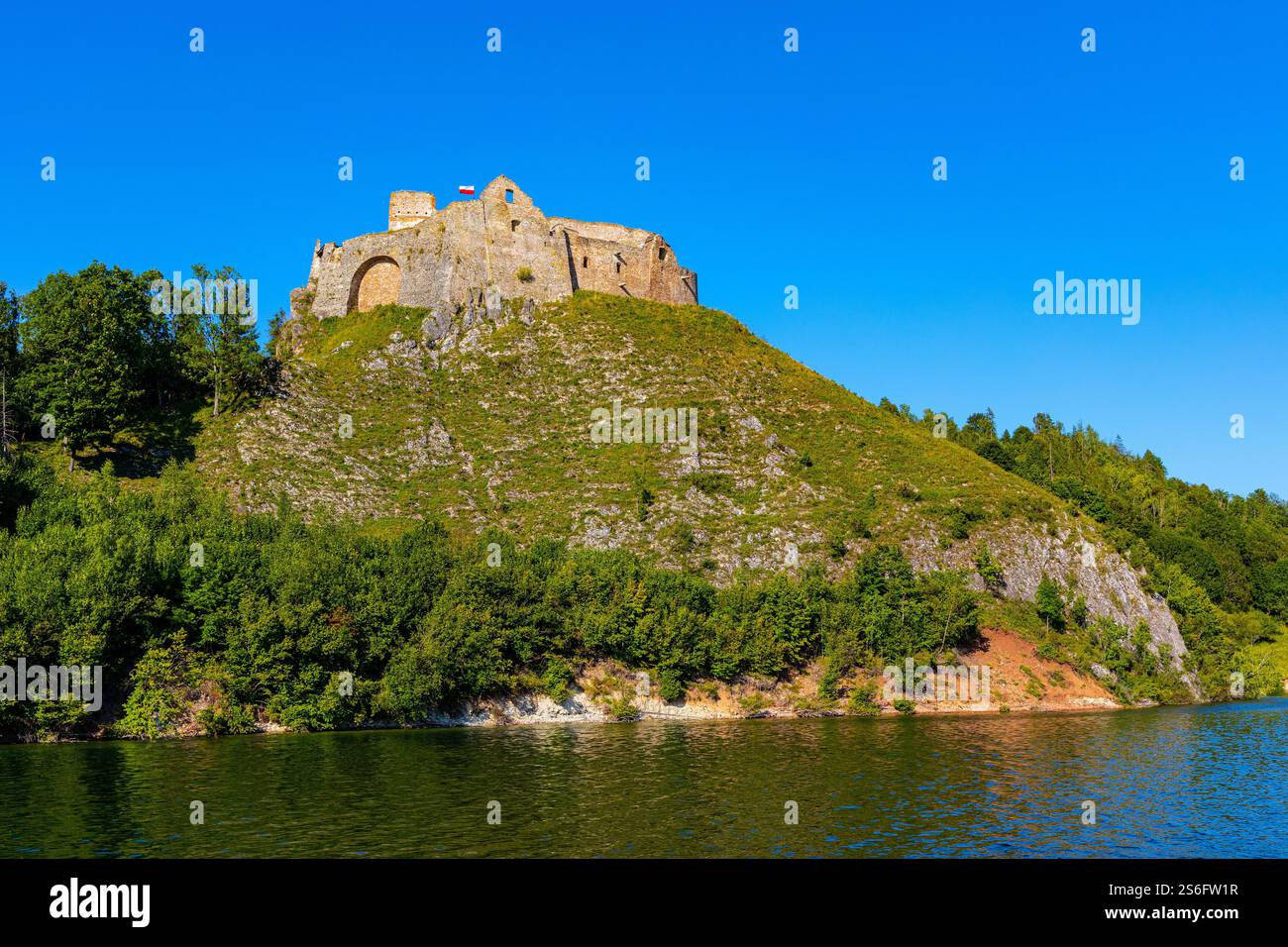 czorsztyn-poland-august-14-2023-ruins-of-medieval-castle-over