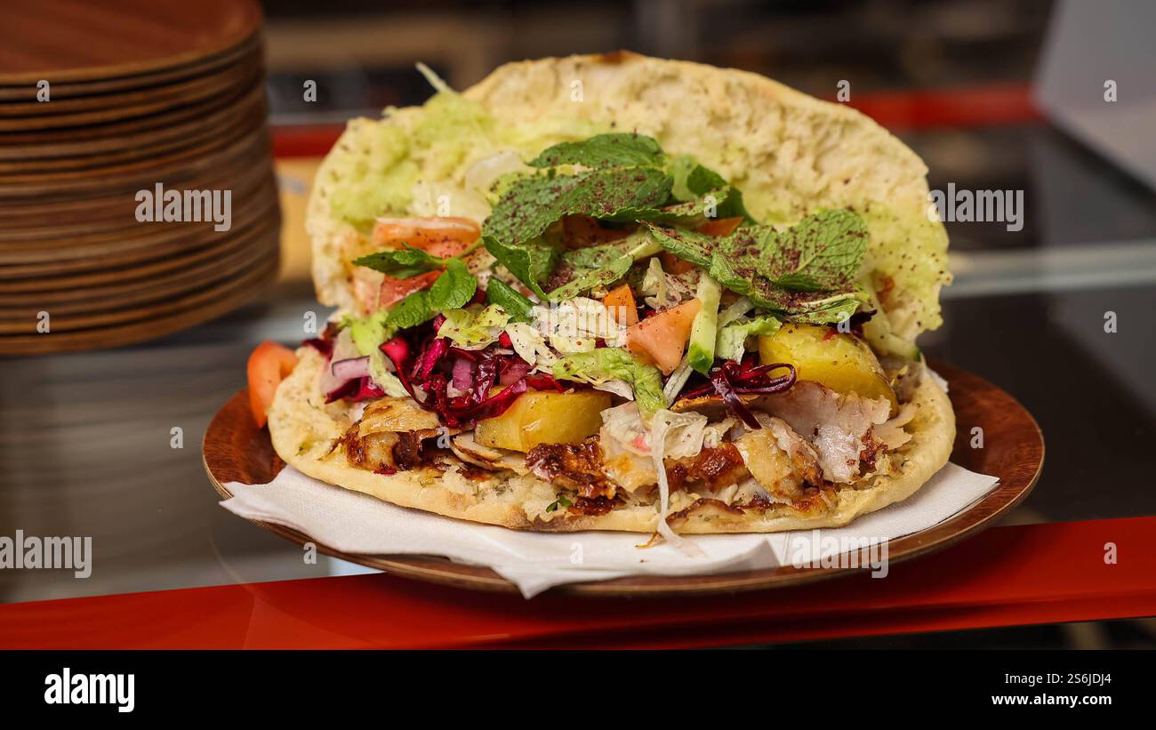 Hugoo Döner auf der Leipziger Straße 22. 16:9 Format., Honorarfrei für ...