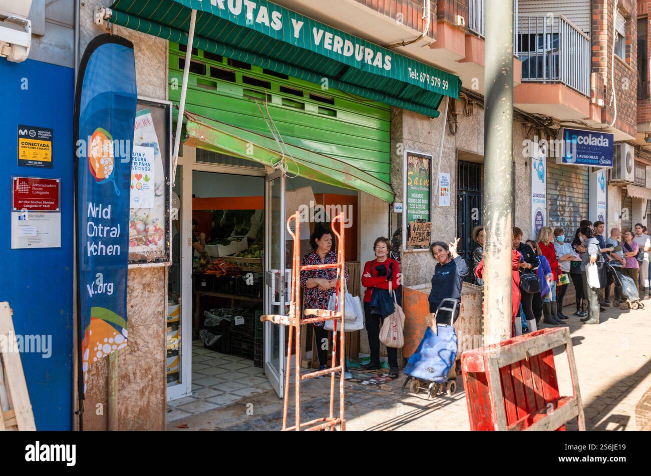 ONG World Central Kitchen, chef José Andrés moved in DANA affected areas to help people in need with free food distribution.Alfafar,Spain Stock Photo