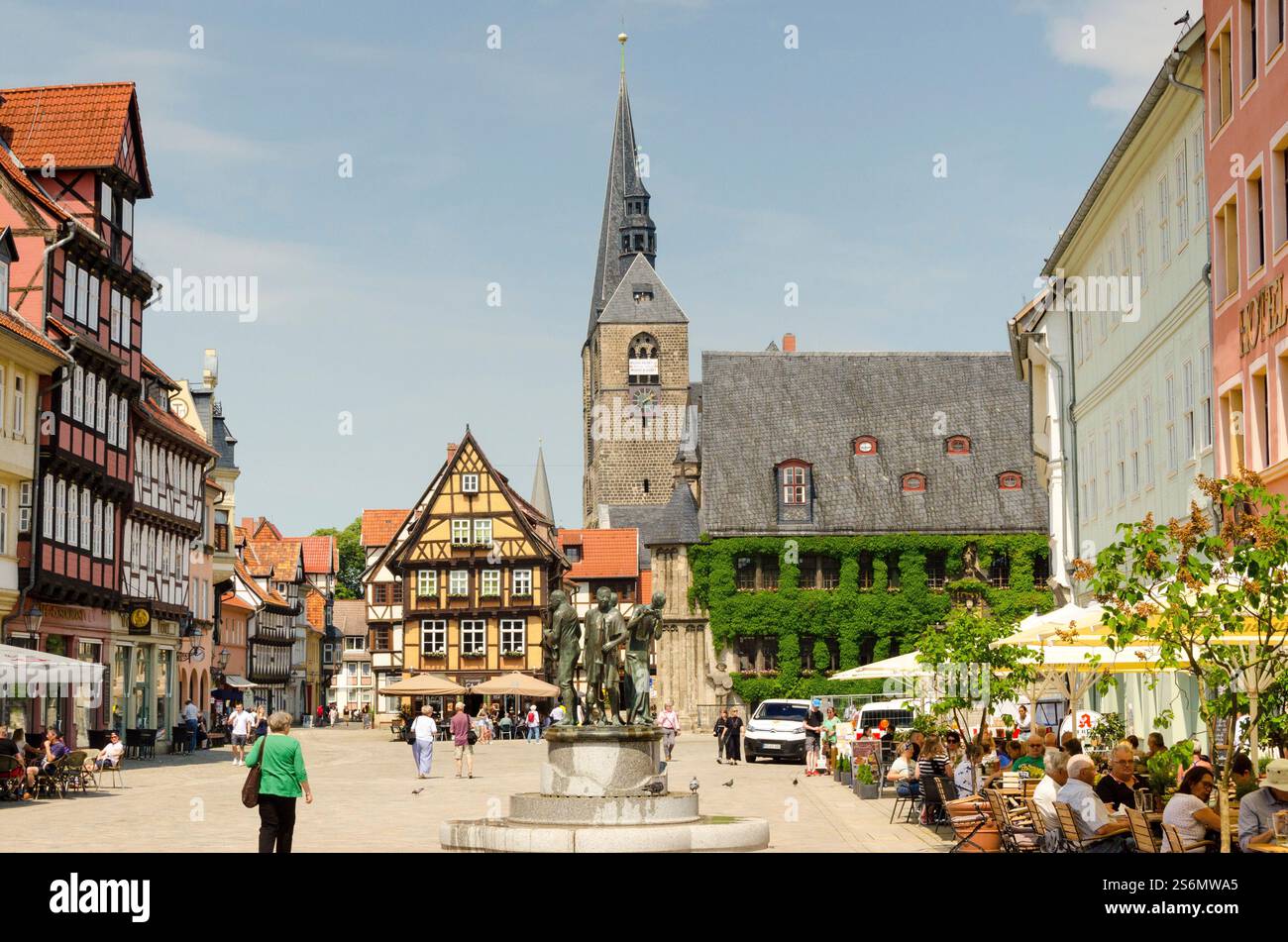 Quedlinburg Market Square With M nzenberg Fountain And Town Hall Stock quedlinburg-market-square-with-m-nzenberg-fountain-and-town-hall-stock