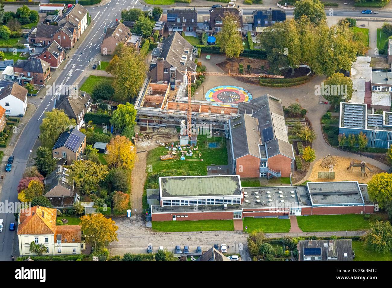 Luftbild, Geschwister Devries Grundschule mit Baustelle Gerüstbau und Rohbauarbeiten, Freie Waldorfschule Niederrhein Aue, Lehrschwimmhalle Schwimmbad Stock Photo
