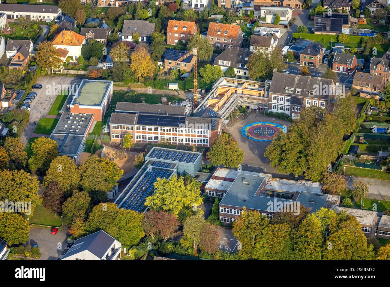 Luftbild, Geschwister Devries Grundschule mit Baustelle Gerüstbau und Rohbauarbeiten, Freie Waldorfschule Niederrhein Aue, Lehrschwimmhalle Schwimmbad Stock Photo