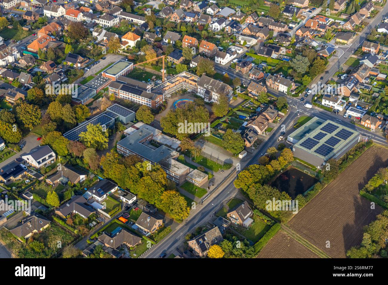 Luftbild, Geschwister Devries Grundschule mit Baustelle Gerüstbau und Rohbauarbeiten, Freie Waldorfschule Niederrhein Aue, Lehrschwimmhalle Schwimmbad Stock Photo