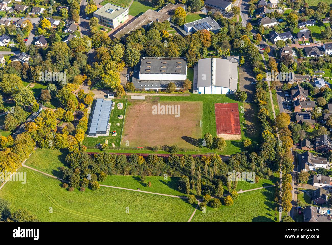 Luftbild, Sportanlage Schulzentrum Voerde-Süd mit Dreifach-Sporthalle und Sport- und Mehrzweckhalle, Voerde, Niederrhein, Nordrhein-Westfalen, Deutsch Stock Photo