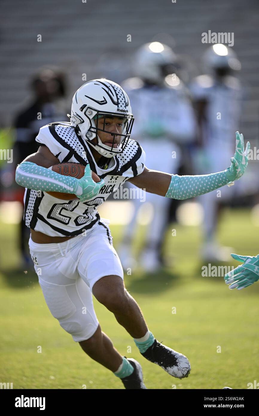 Team Unstoppable receiver Isaiah Mozee (23)) warms up before the Under ...
