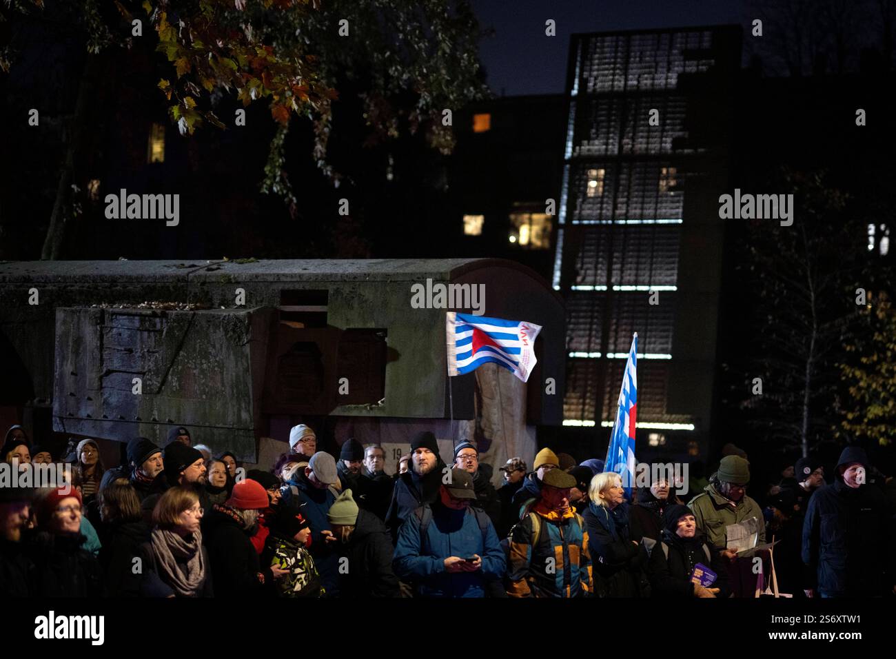 9. November, Mahnmal Levetzowstrasse Deu, Deutschland, Germany, Berlin, 09.11.2024 Fahnen der VVN zum Gedenken am Mahnmal in der Levetzowstrasse in Berlin-Moabit Berlin Deutschland . In Gedenken an die Reichspogromnacht veranstaltet der antifaschistischen Initiative Moabit und VVN unter dem Motto Kein Vergessen Kein Vergeben am 09. November 1938 . Die Nationalsozialisten richteten an der Levetzowstraße 1941 ein Sammellager fuer Berliner Juden ein, die sie anschliessend in den Osten deportierten. Am Standort der im Krieg zerstoerten Synagoge erinnert seit 1988 ein Mahnmal an die deportierten Ju Stock Photo