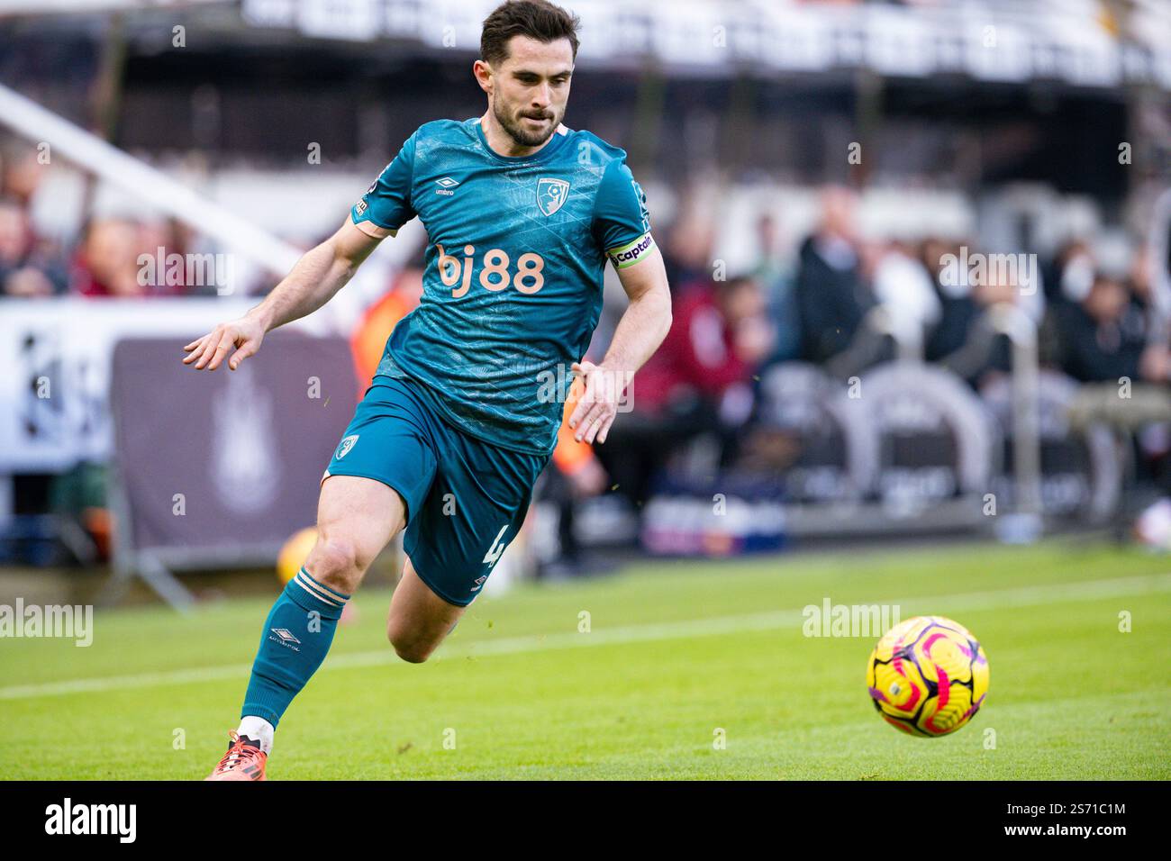 Newcastle Upon Tyne, UK. 18th Jan, 2025. St. James' Park NEWCASTLE, ENGLAND - JANUARY 18: Lewis Cook of Bournemouth runs with the ball during the Premier League 2024/25 Matchweek 22 match between Newcastle United FC and AFC Bournemouth at St. James' Park on January 18, 2025 in Newcastle, England. (Richard Callis/SPP) Credit: SPP Sport Press Photo. /Alamy Live News Stock Photo