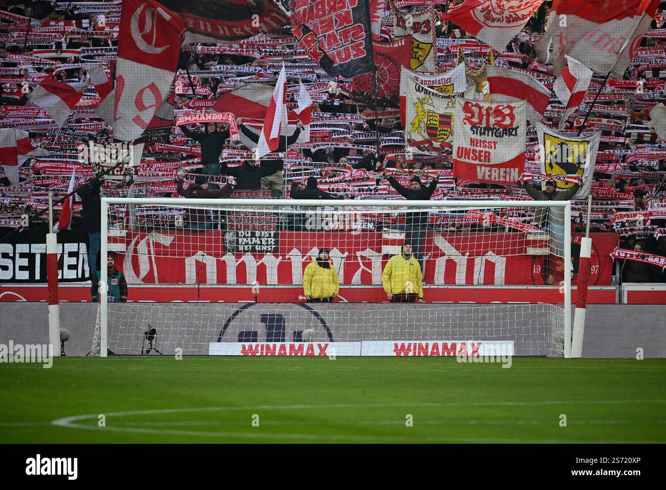 stuttgart-deutschland-18th-jan-2025-vor-spielbeginn-fanblock-fans