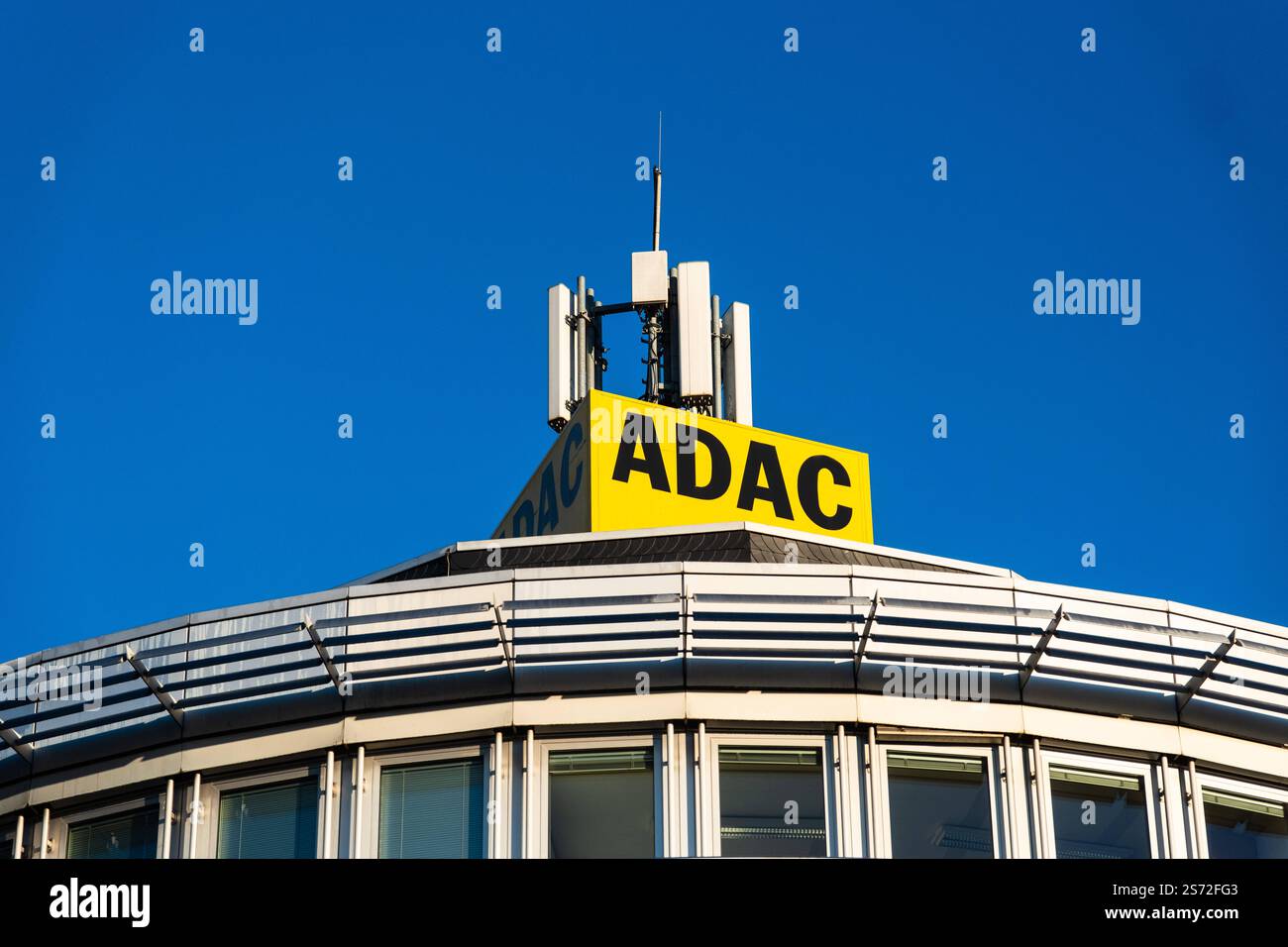Logo des ADAC auf dem Dach eines Haus in Remscheid, Deutschland ...