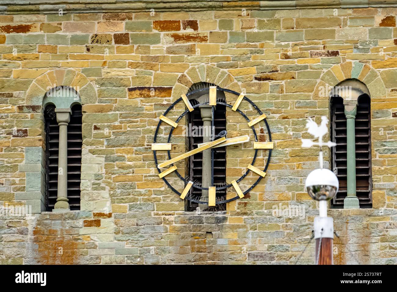 Wall mounted vintage clock hi-res stock photography and images - Alamy