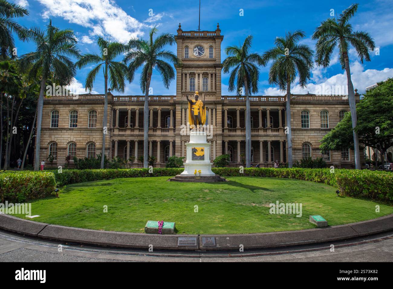 Kamehameha statue and State Supreme Court, hawaii Stock Photo - Alamy