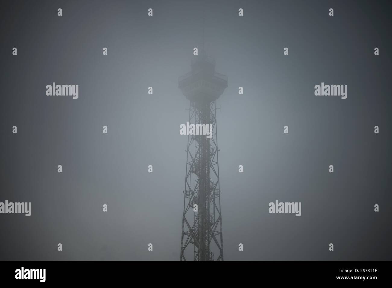 Funkturm im Nebel, Messedamm, Westend, Charlottenburg, Berlin, Deutschland Stock Photo