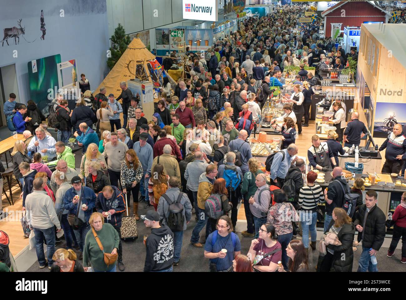Besucher, Menschenmenge, Stand von Norwegen, Halle der Nordischen