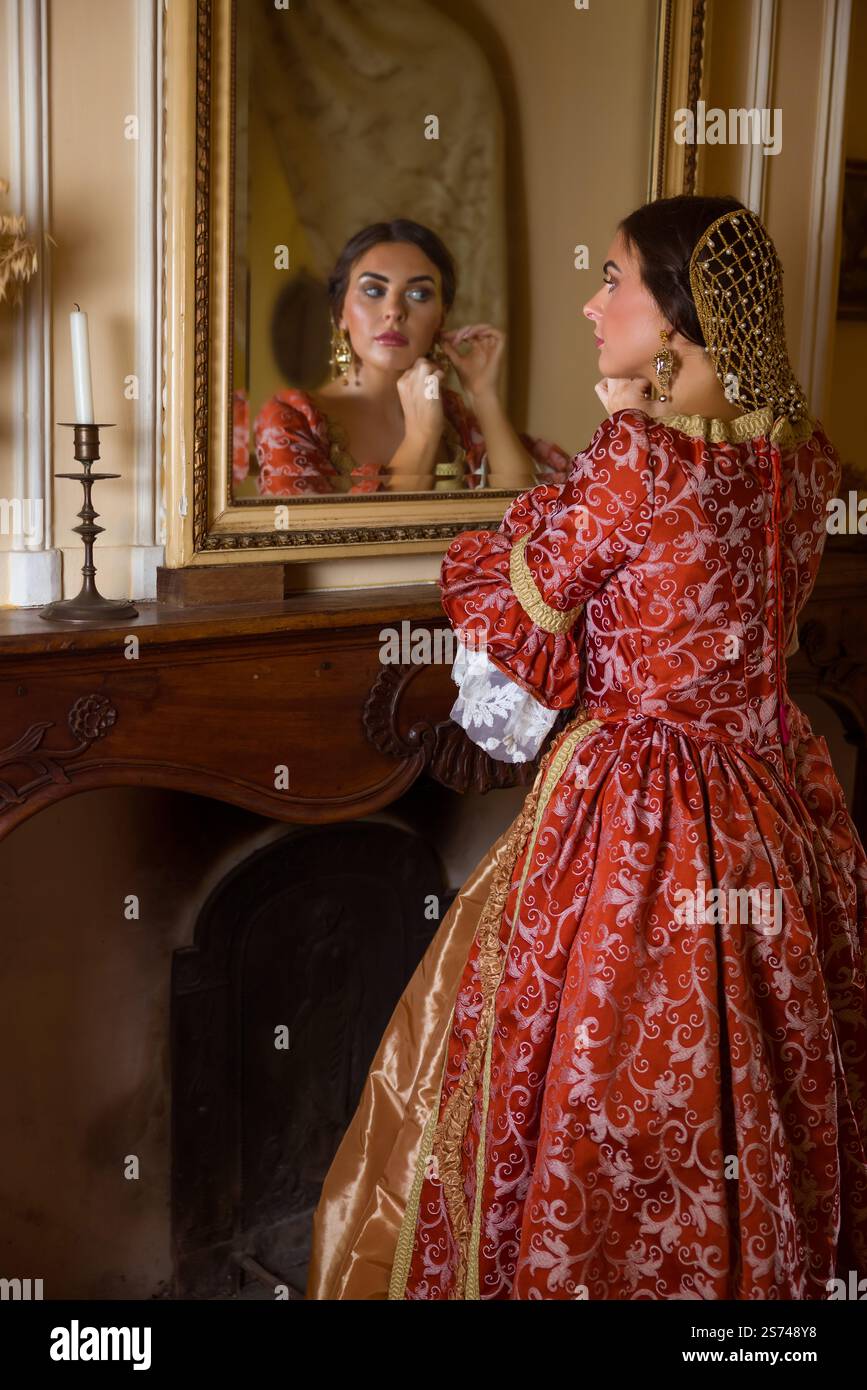 Woman looking in mirror vintage hi-res stock photography and images - Alamy