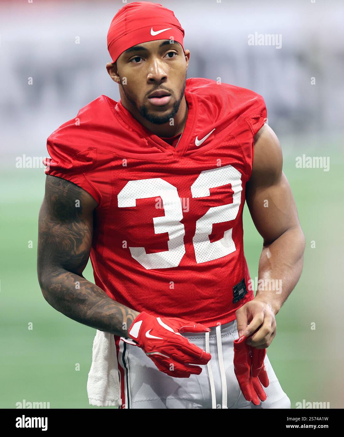 The Ohio State Buckeyes running back TreVeyon Henderson (32) puts on