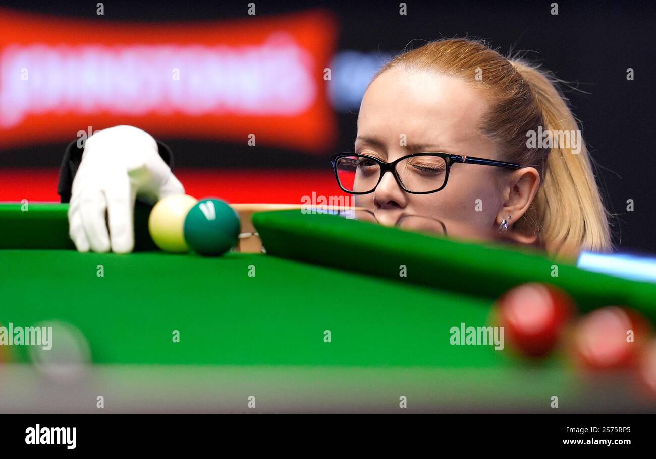 Snooker referee hi-res stock photography and images - Alamy