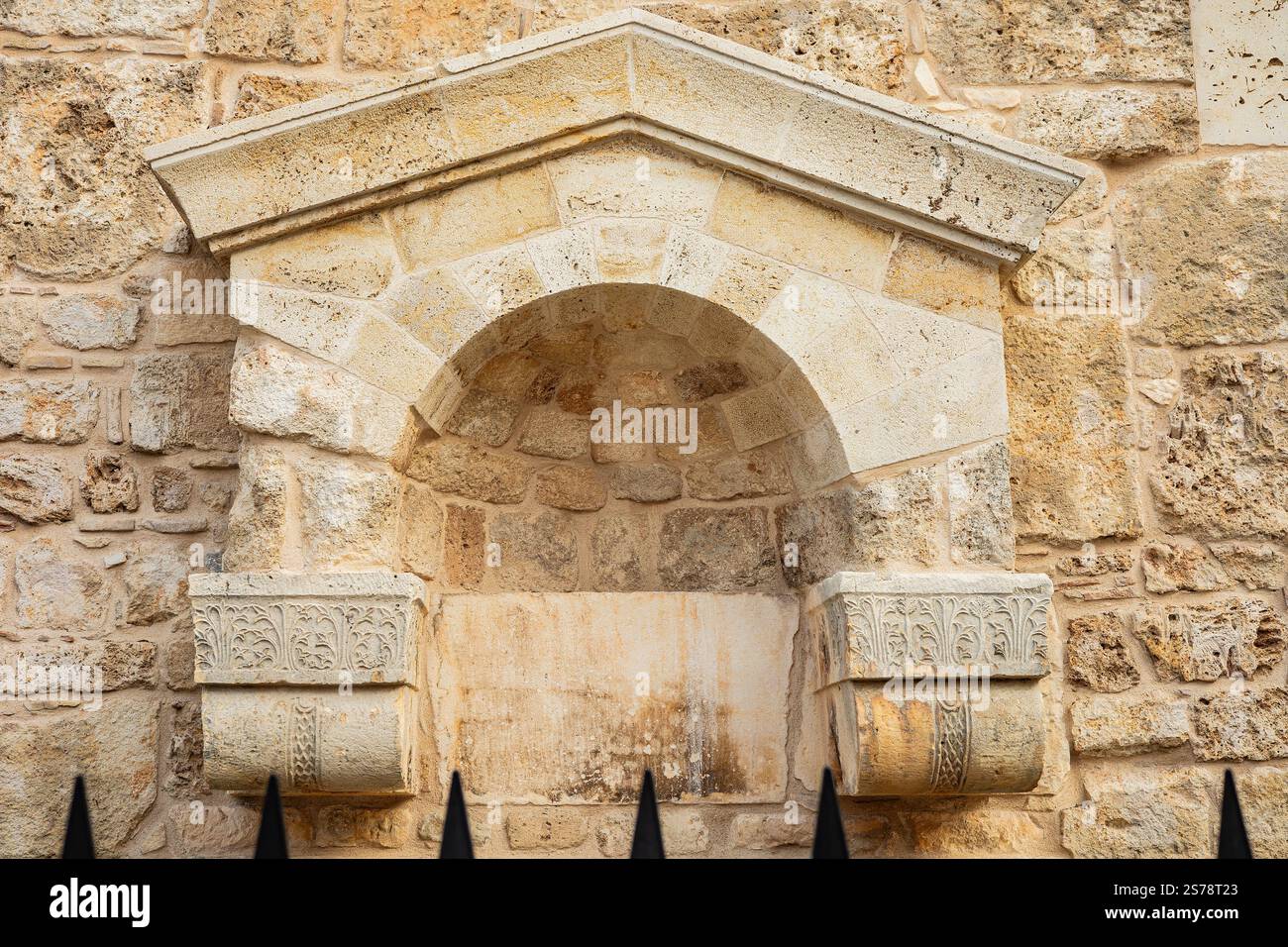 Ancient stone archway with carvings on historic wall Stock Photo - Alamy