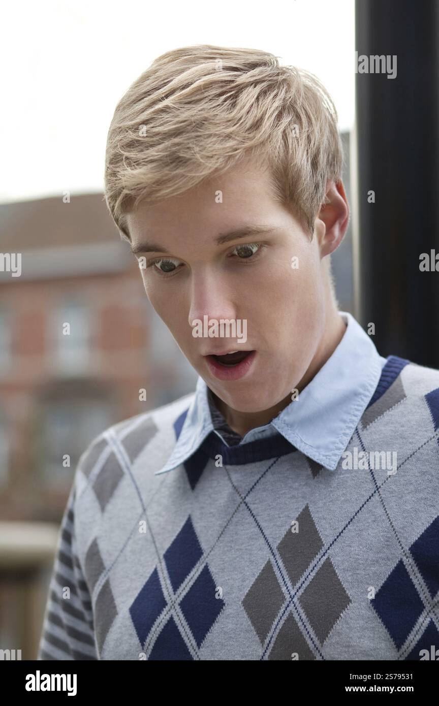 Man looks shocked startled hi-res stock photography and images - Alamy