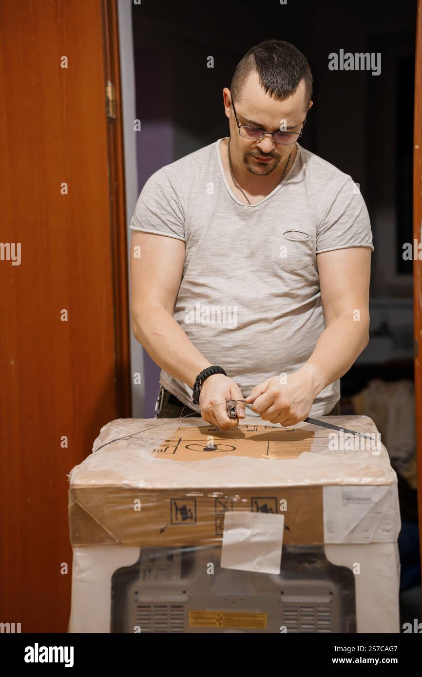 Unbox Process Unboxing process hi-res stock photography and images - Alamy