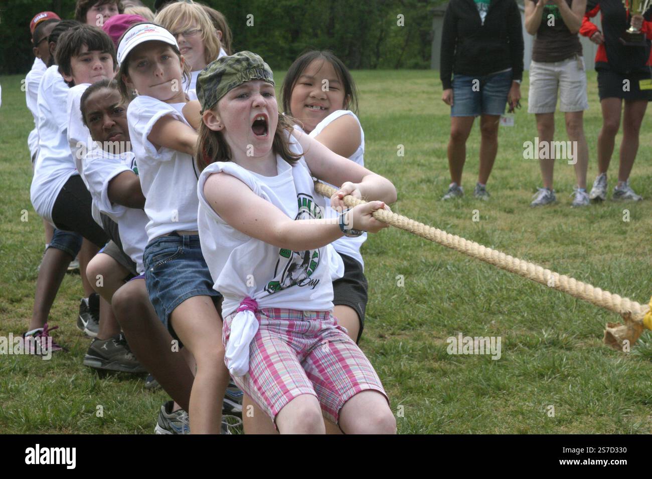 School Children Tug Of War Hi res Stock Photography And Images Alamy school-children-tug-of-war-hi-res-stock-photography-and-images-alamy