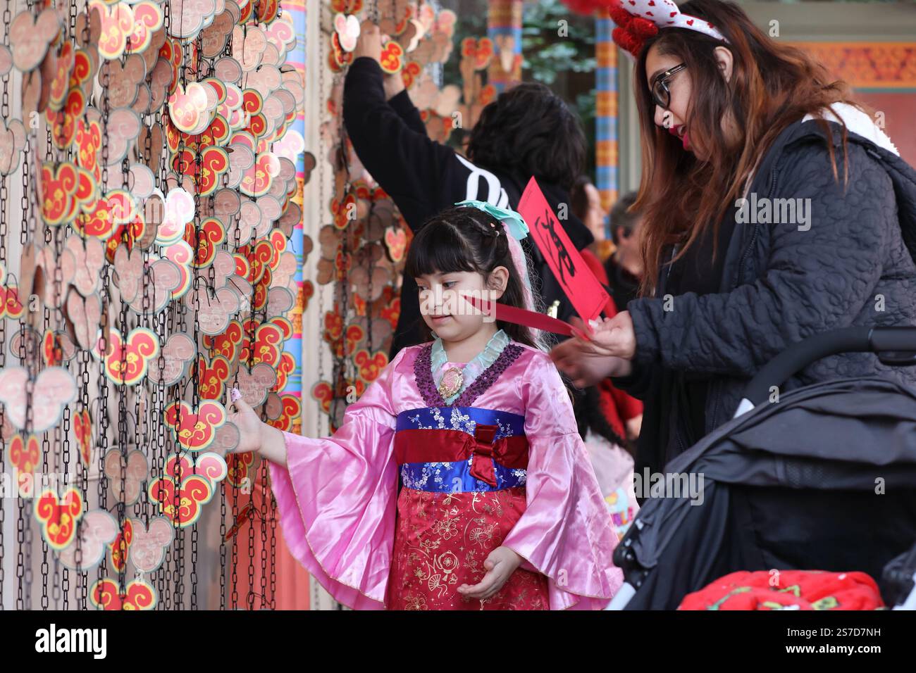 (250119) ANAHEIM, Jan. 19, 2025 (Xinhua) Visitors hang cards with