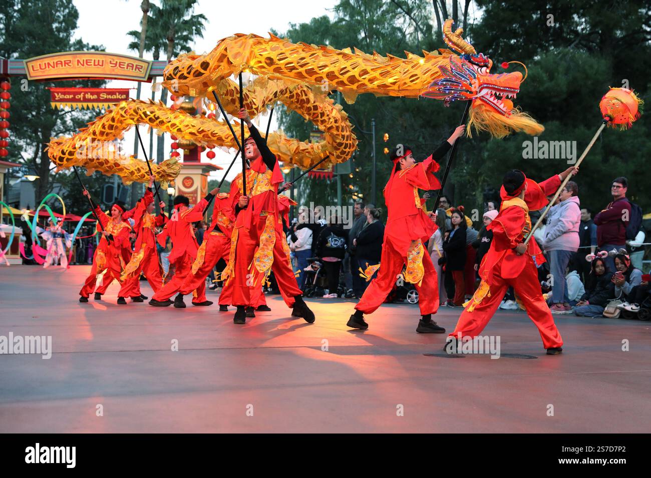 (250119) ANAHEIM, Jan. 19, 2025 (Xinhua) Actors perform dragon