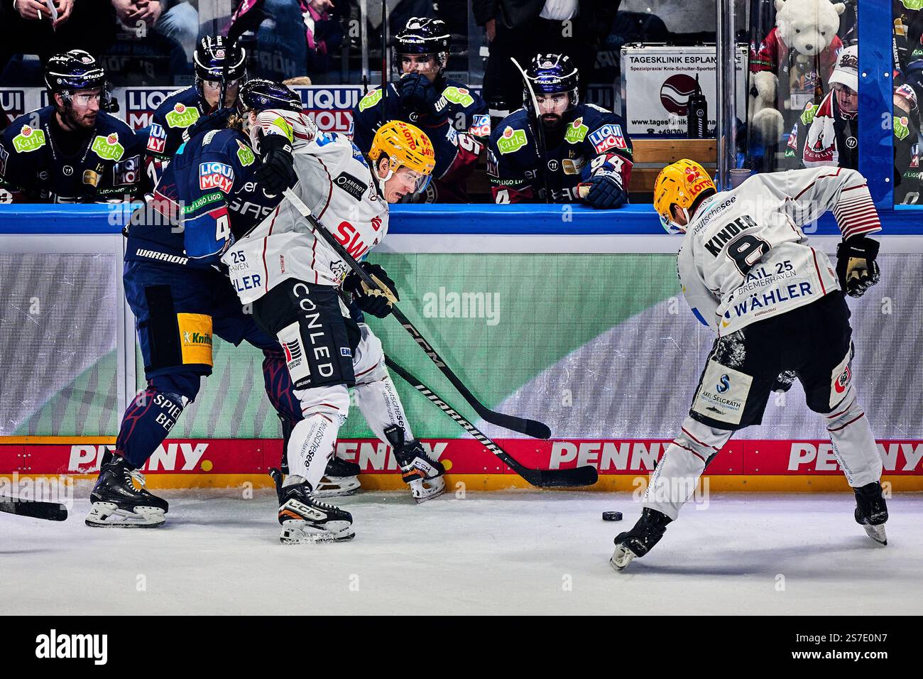 Cedric Schiemenz (Fischtown Pinguins, #71), Nino Kinder (Fischtown ...