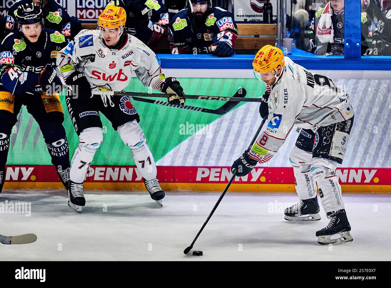 Cedric Schiemenz (Fischtown Pinguins, #71), Nino Kinder (Fischtown ...