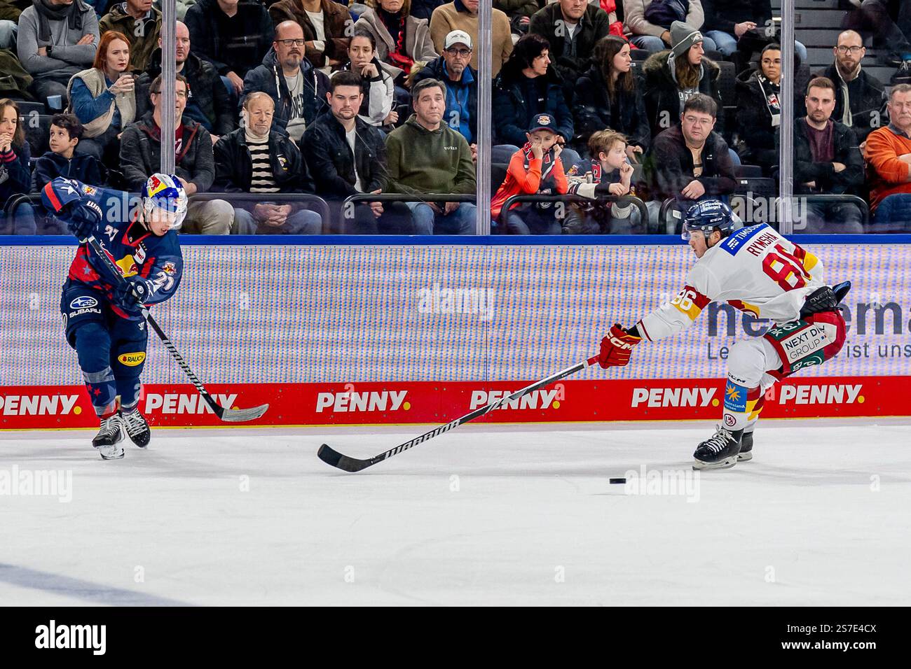 Veit Oswald (EHC Red Bull Muenchen, #27) und Drake Rymsha