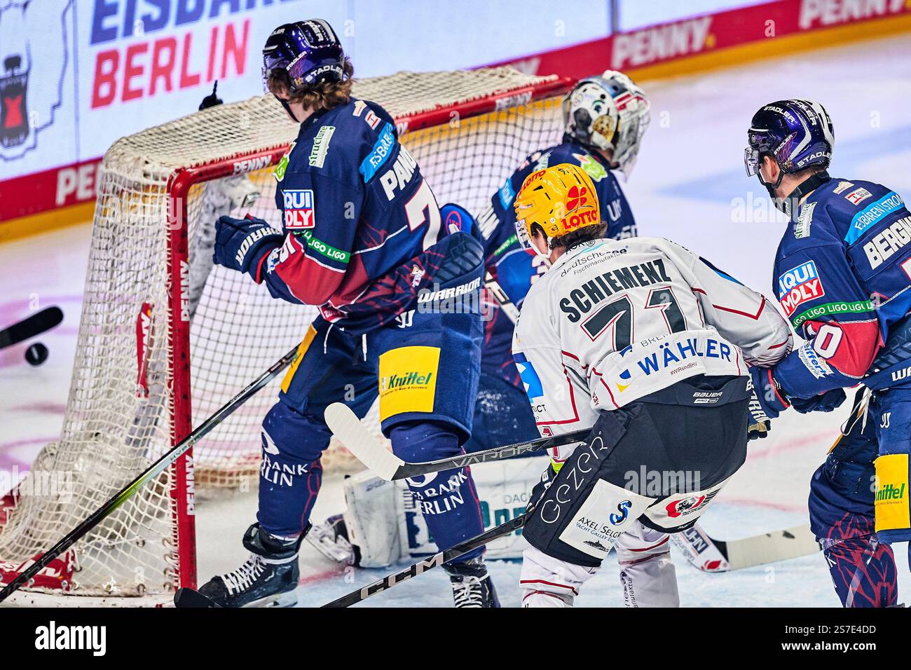 Cedric Schiemenz (Fischtown Pinguins, #71), vor dem Tor, GER, Eisbaeren ...