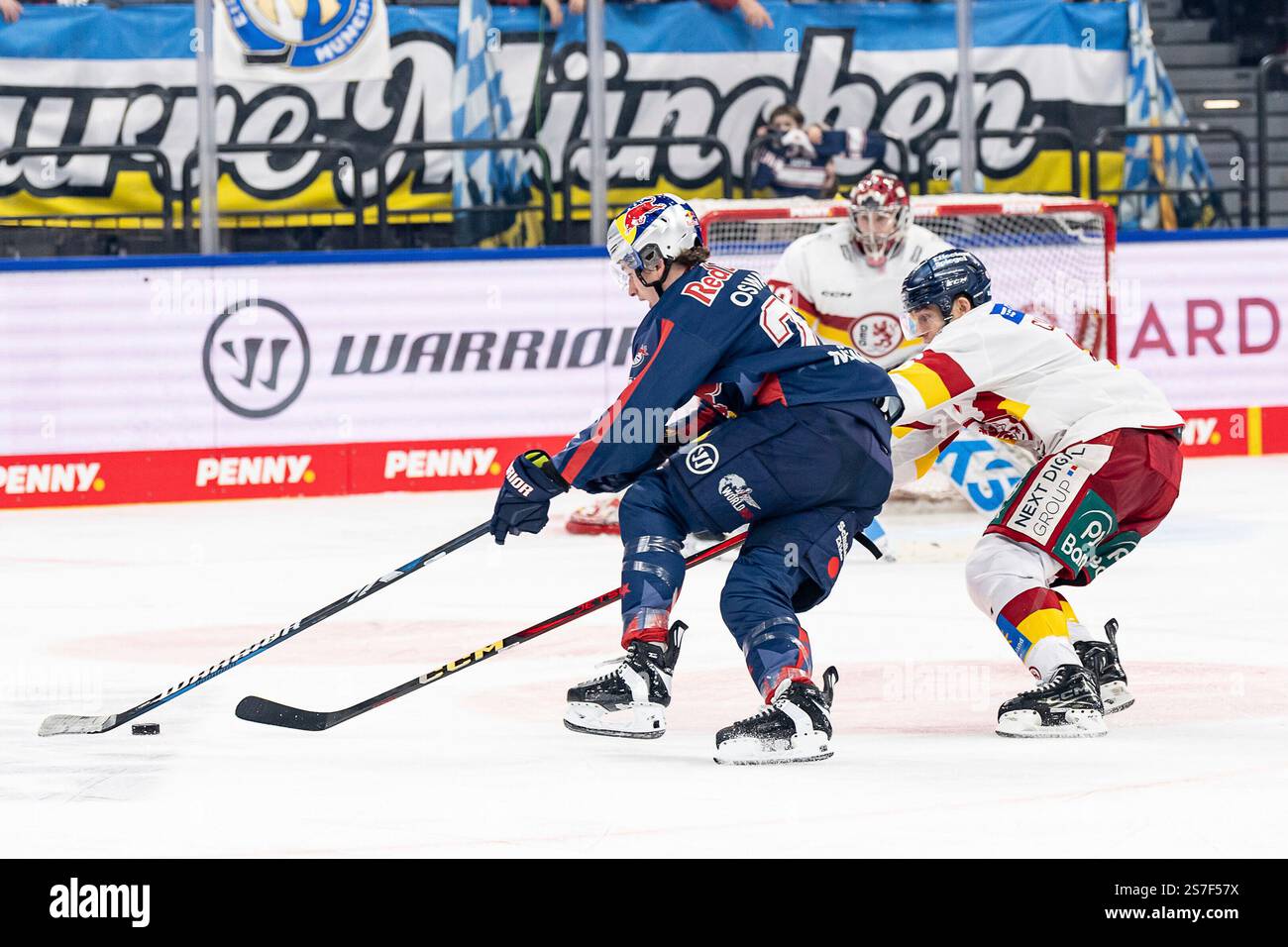 Veit Oswald (EHC Red Bull Muenchen, #27) bedraengt von Kyle Cumiskey