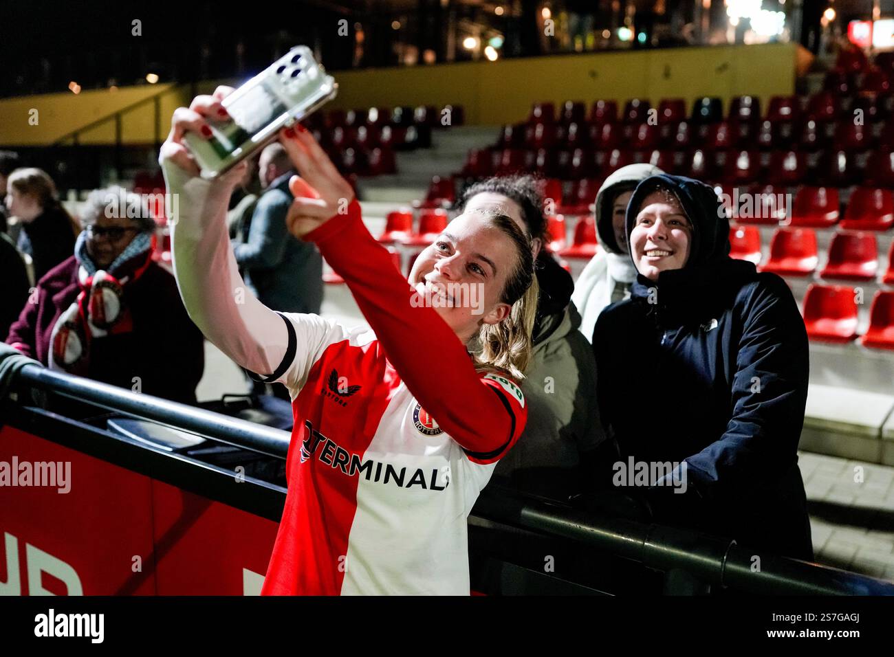 Rotterdam, The Netherlands. 19th Jan, 2025. Rotterdam - Kirsten van de Westeringh of Feyenoord V1 during the twelfth round of the Azerion Vrouwen Eredivisie in season 2024/2025. The match is set between Feyenoord V1 v sc Heerenveen V1 at Nieuw Varkenoord on 19 January 2025 in Rotterdam, The Netherlands. Credit: box to box pictures/Alamy Live News Stock Photo