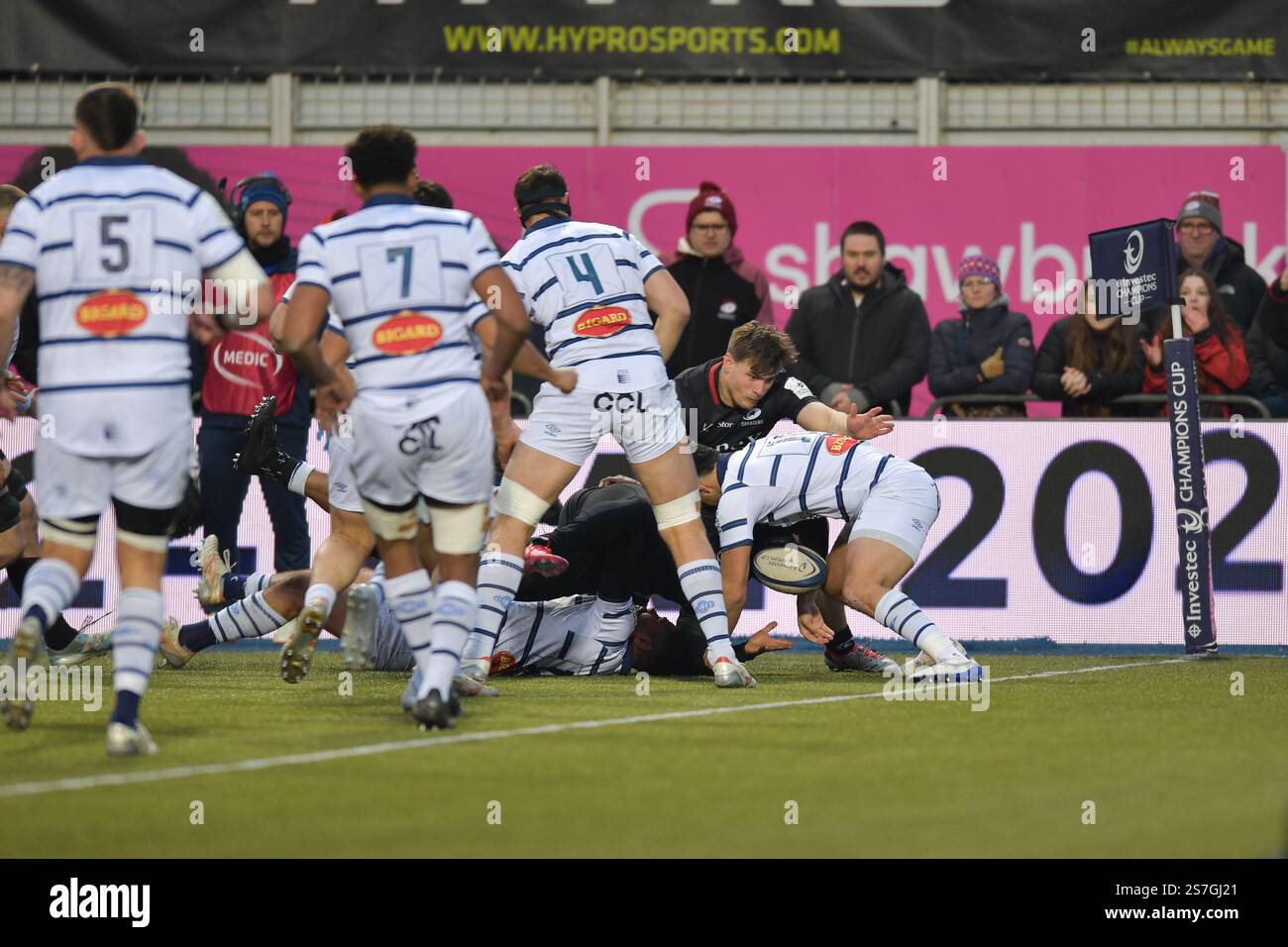 The Dan of Saracens makes the final move to score a first half try