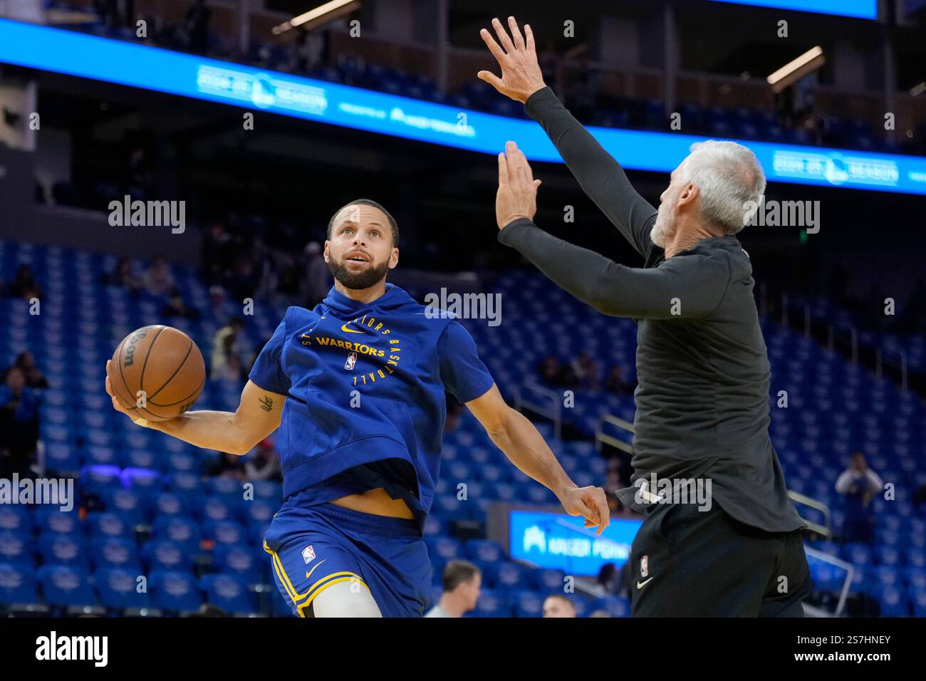 Golden State Warriors guard Stephen Curry, left, warms up with ...