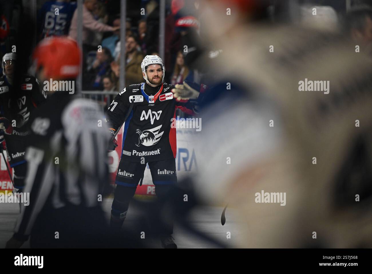 Tag Eriksson Kris Bennett Adler Mannheim #21 trifft gegen Joacim Eriksson ...