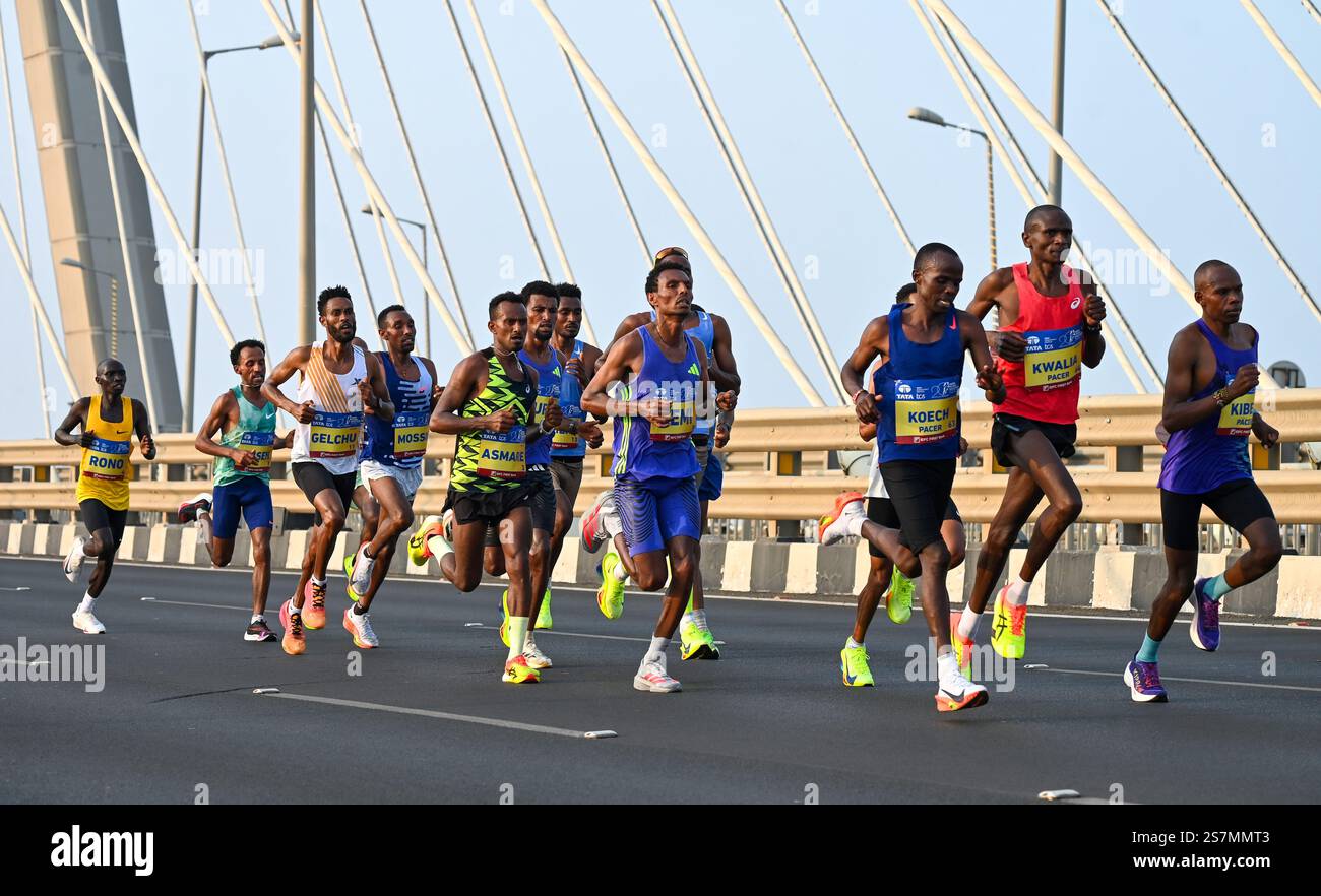 Mumbai, India. 19th Jan, 2025. MUMBAI, INDIA - JANUARY 19: Runners ...