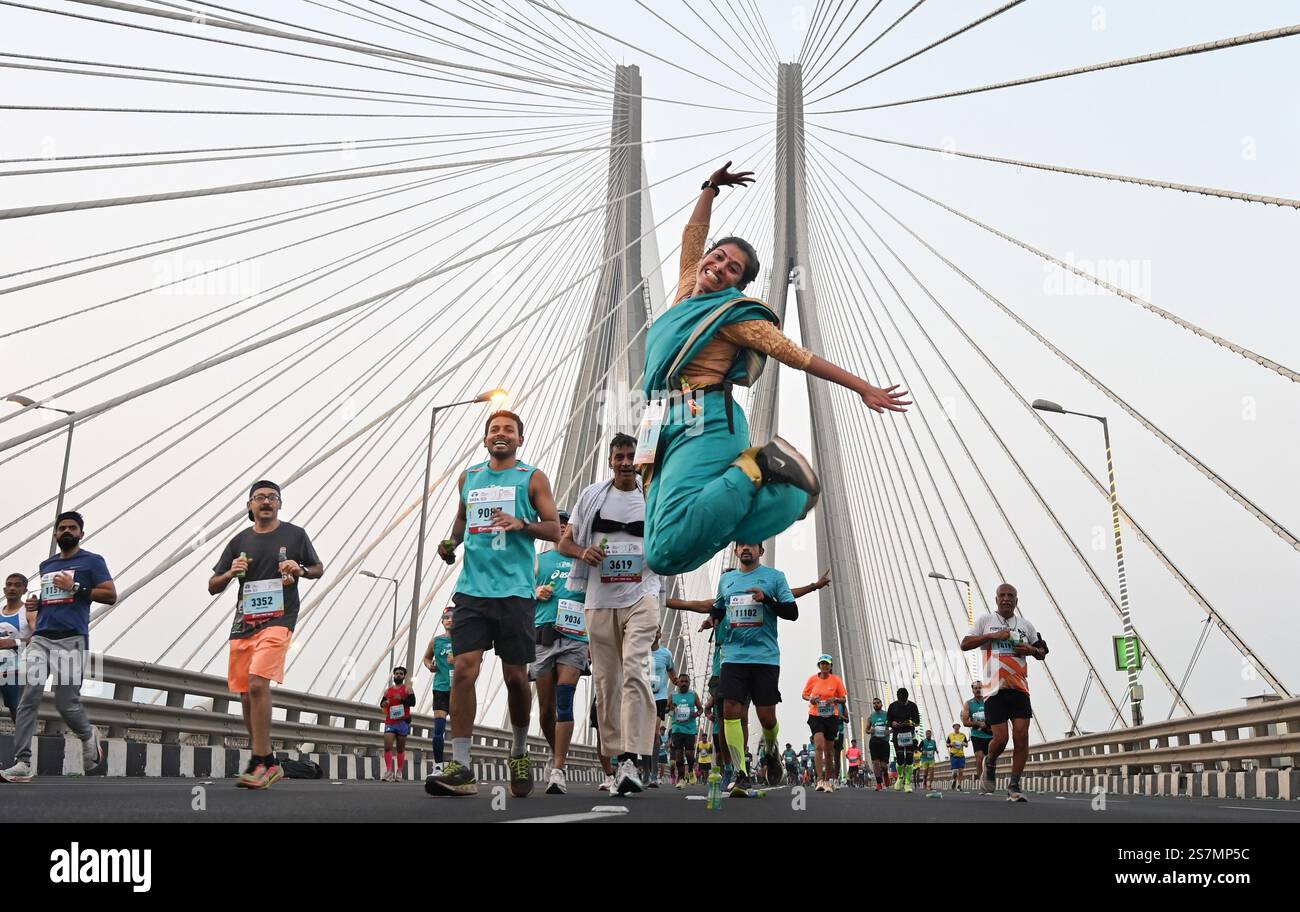 Mumbai, India. 19th Jan, 2025. MUMBAI, INDIA - JANUARY 19: Runners ...