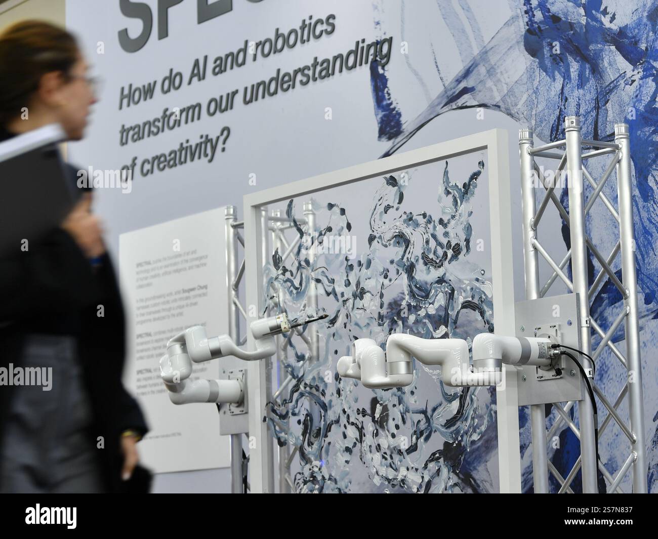 (250120) DAVOS, Jan. 20, 2025 (Xinhua) A woman walks past