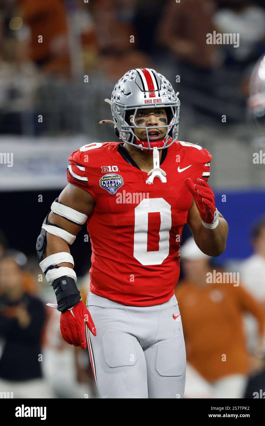 Ohio State linebacker Cody Simon (0) lines up for the snap during the
