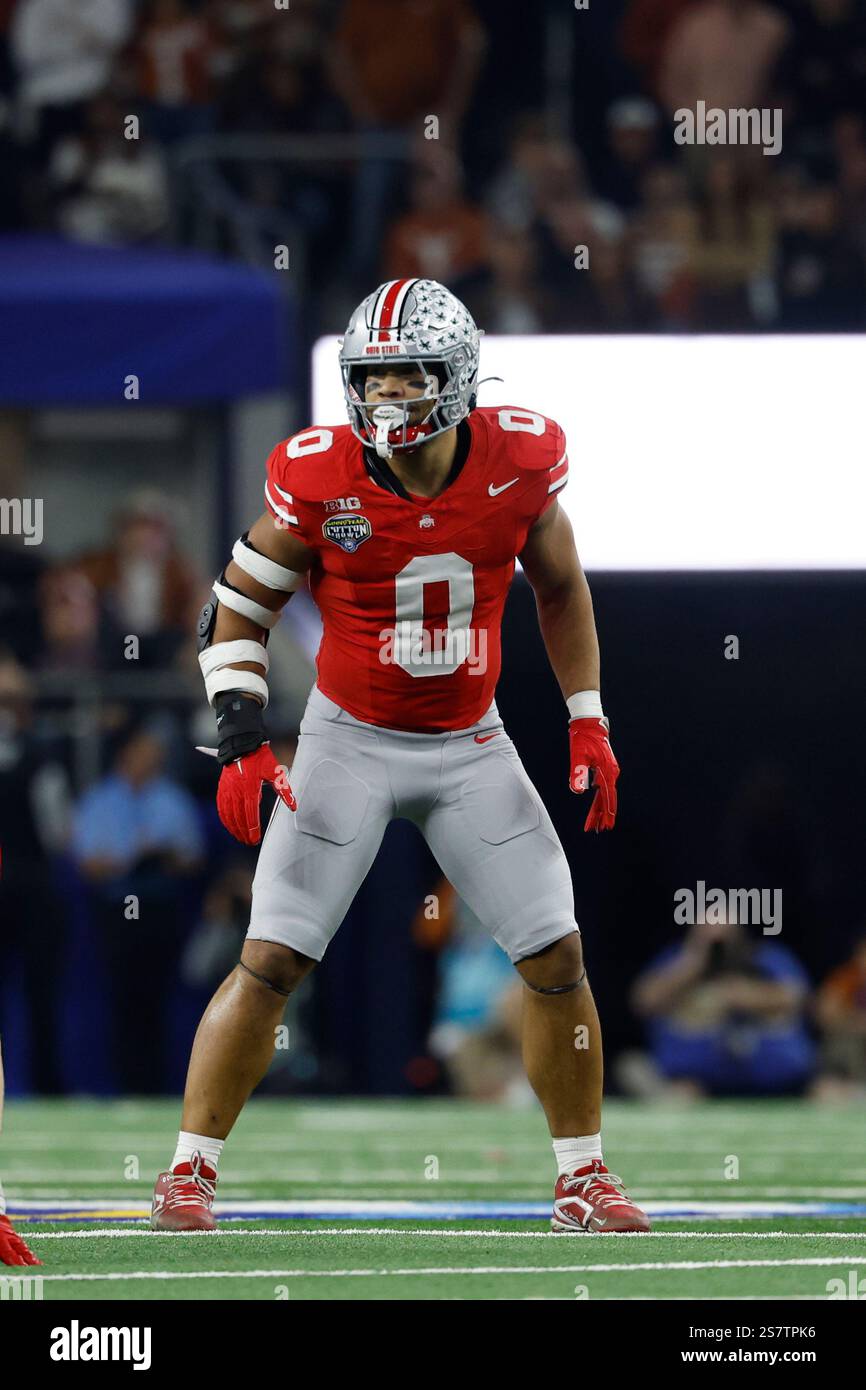 Ohio State linebacker Cody Simon (0) lines up for the snap during the