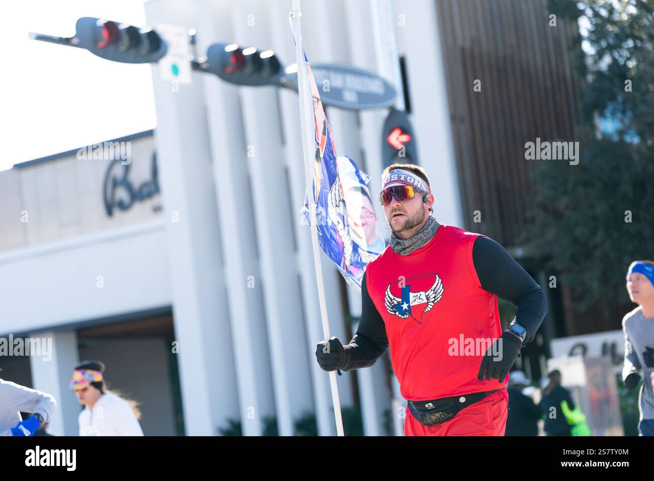 (250120) HOUSTON, Jan. 20, 2025 (Xinhua) A participant runs