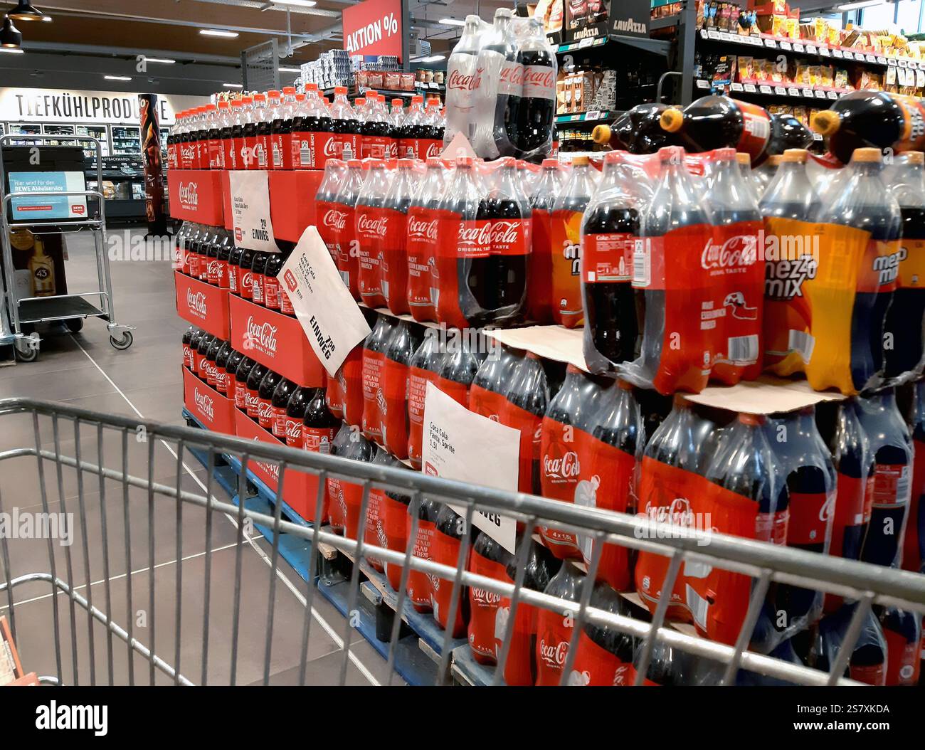 REWE-Einkauf zu Zeiten von Inflation. REWE-Einkauf in einem Supermarkt ...