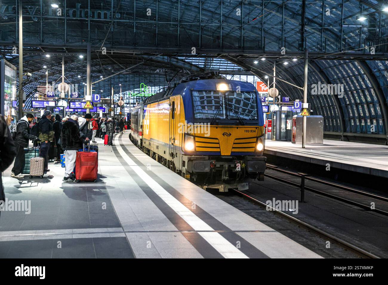 Eisenbahnverkehr Berlin Hauptbahnhof Intercity Zug von Berlin nach