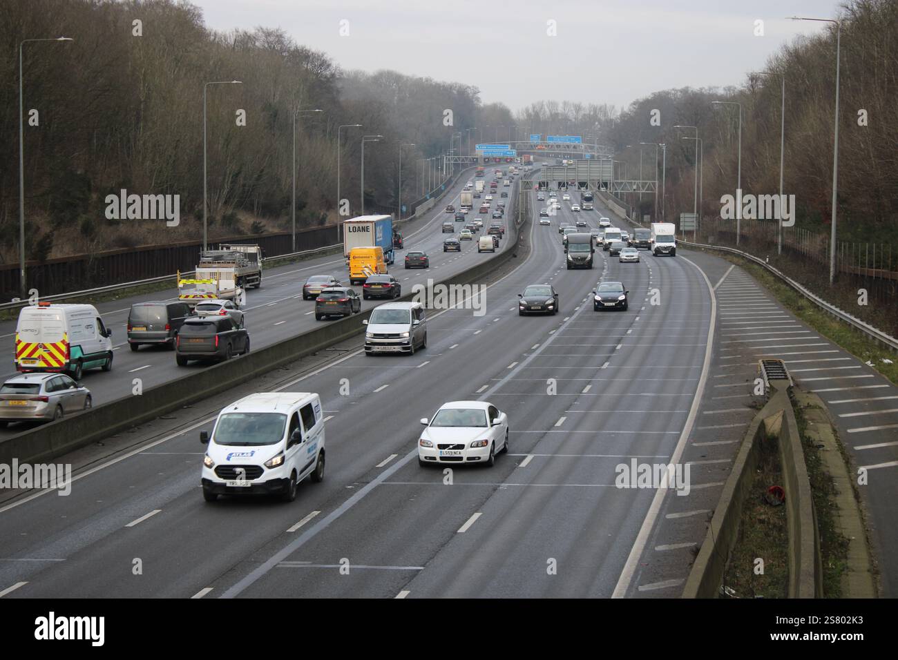 Speeding Traffic on the M25 With Report of Pedestrian Lit On The VMS signal Stock Photo