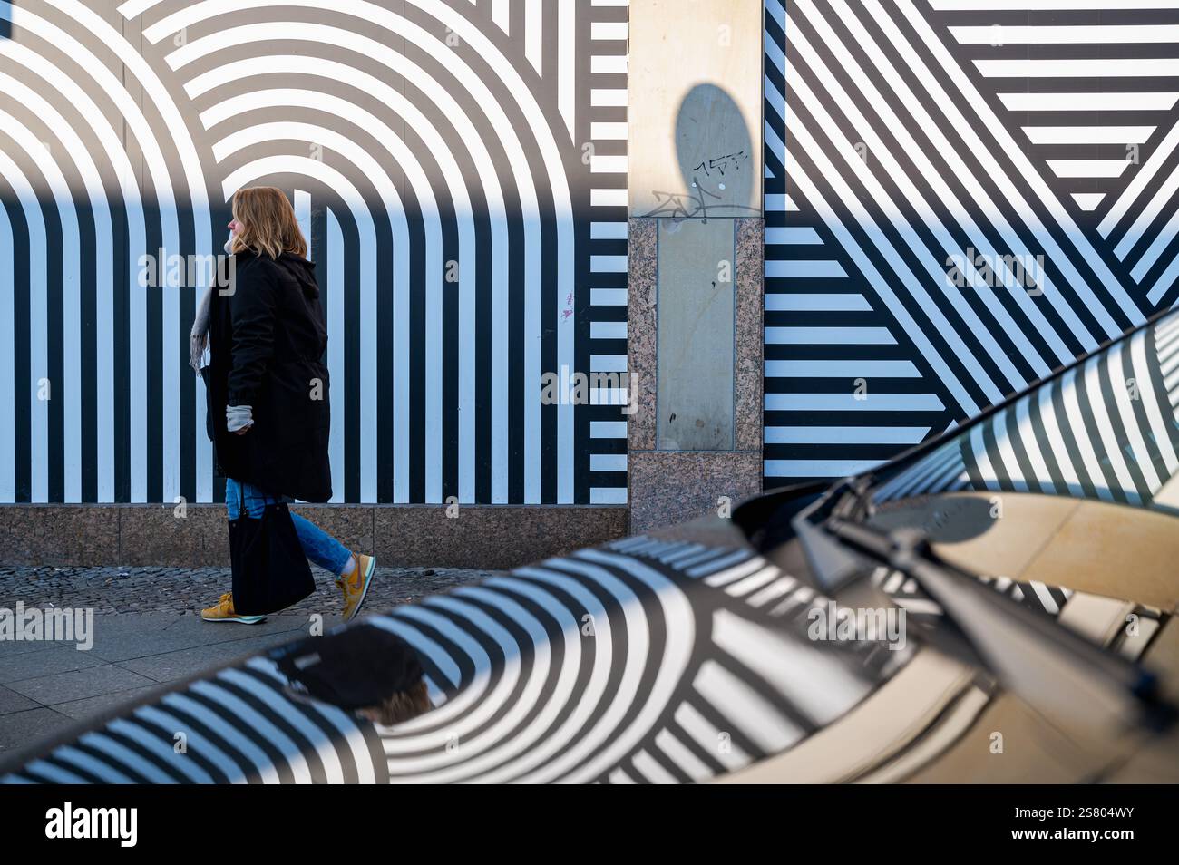 Woman walks in mirror wall hi-res stock photography and images - Alamy