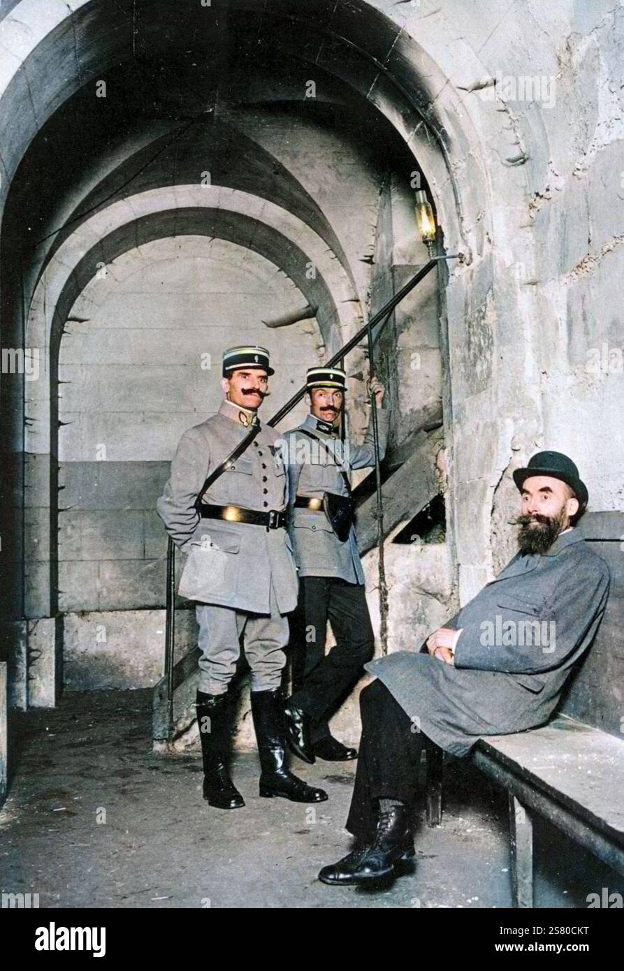 Henri Desire Landru (1869-1922) French criminal, serial killer, during his trial at the Versailles Assizes, sitting on a bench in the basement, in 1921.  - colorié ultérieurement - Later coloring Stock Photo