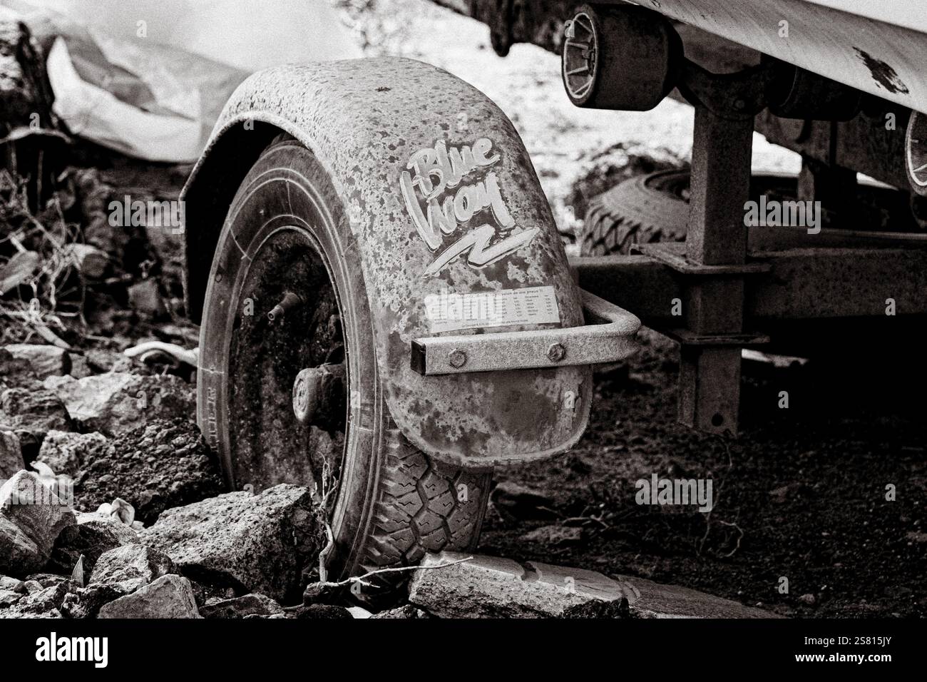 Alter Trailer schwarz/weiß Rad Reifen Felge Stock Photo