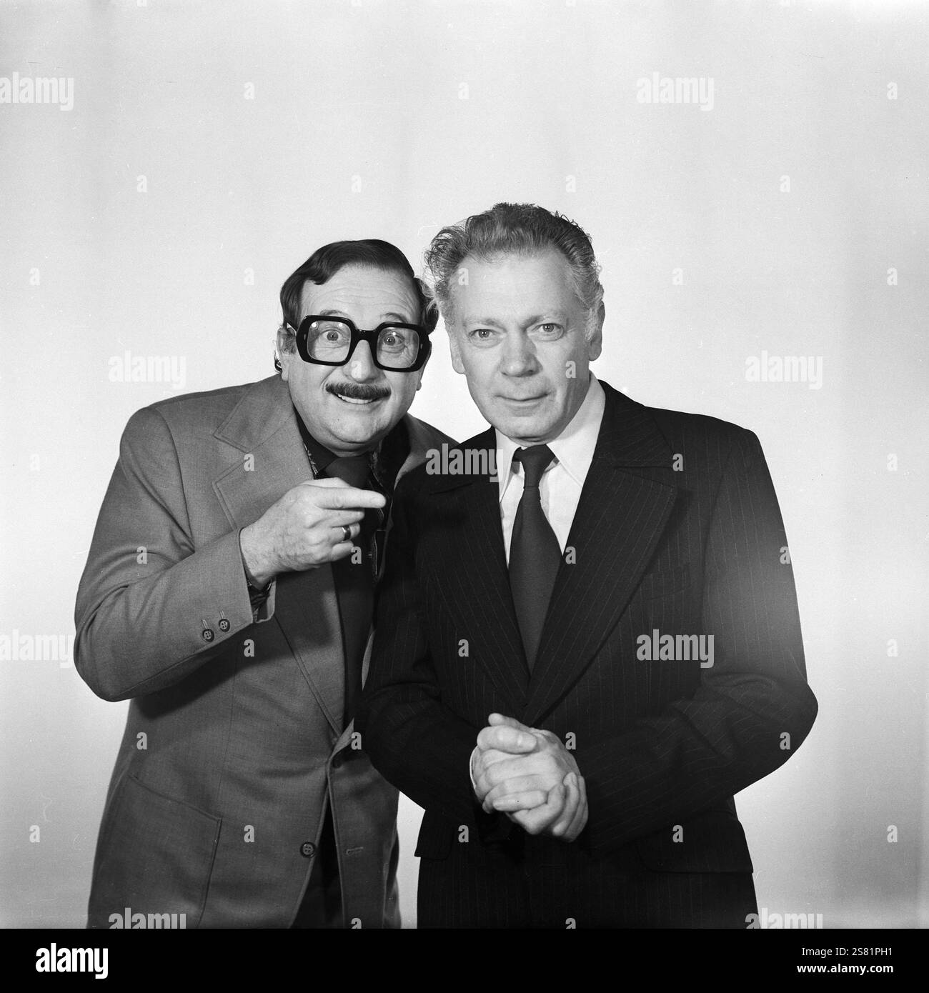 Das Komikerduo Herricht & Preil, bestehend aus Rolf Herricht und Hans-Joachim Preil, beim Herumdödeln bei einem Fotoshooting für die Platte 'Eine 2. Stunde Gute Laune', DDR 1976. Stock Photo