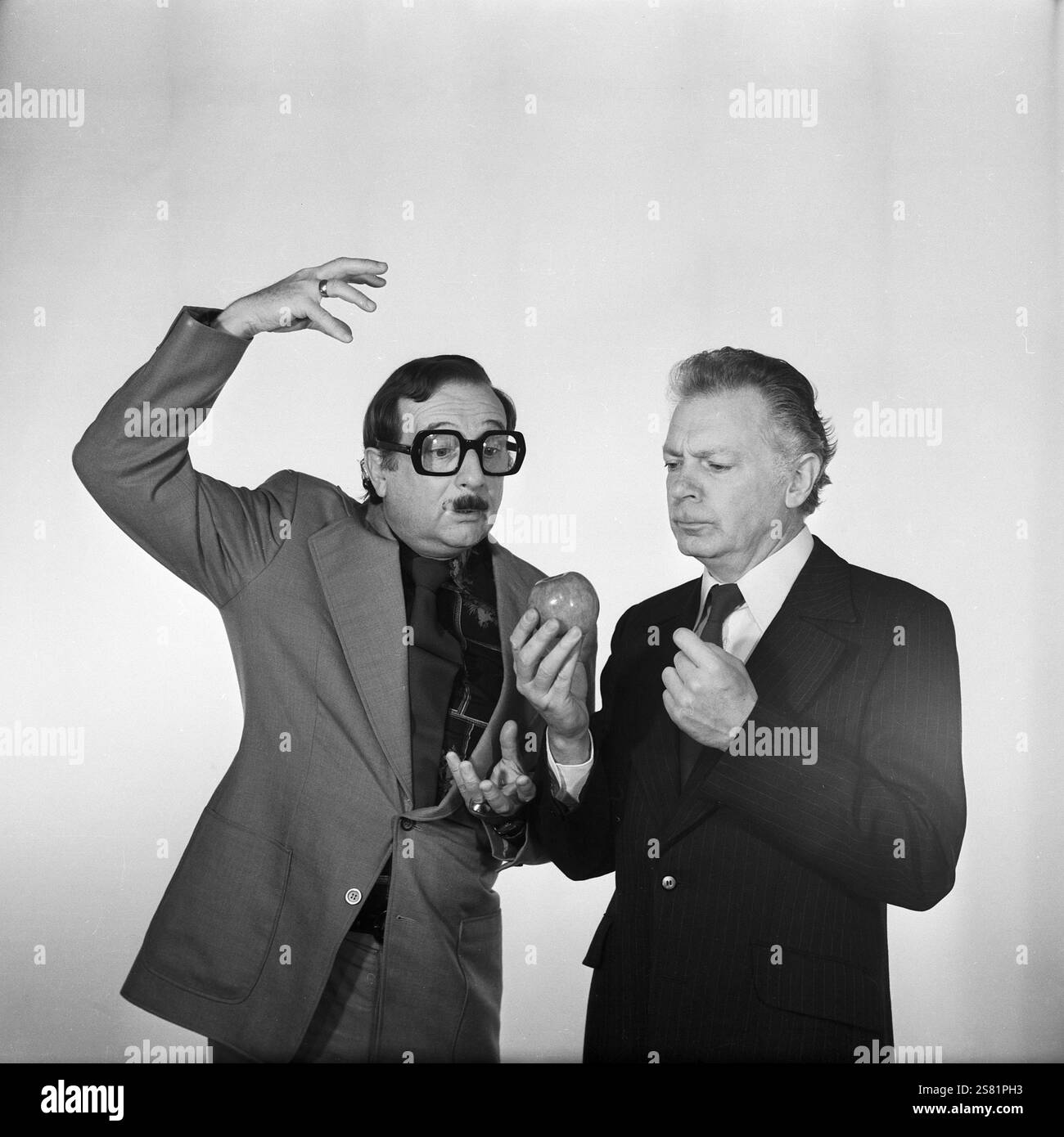 Das Komikerduo Herricht & Preil, bestehend aus Rolf Herricht und Hans-Joachim Preil, beim Herumdödeln bei einem Fotoshooting für die Platte 'Eine 2. Stunde Gute Laune', DDR 1976. Stock Photo